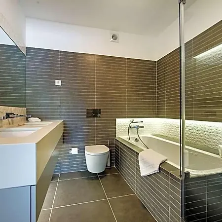 Sleeps 6 Pool Air Con Wifi