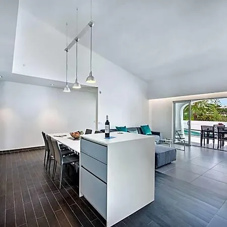Sleeps 6 Pool Air Con Wifi *